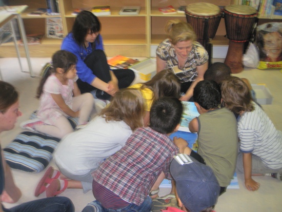 Während der Afrikawoche in Halle-Neustadt wurden Veranstaltungen für Kinder in der Stadtteilbibliothek angeboten. Für 5-8jährige 